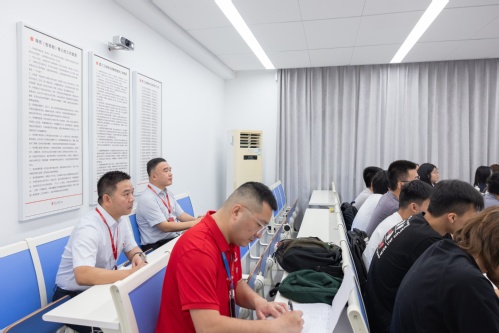 李雄虎执行校长带领育人与教学处、数据与效能处相关负责人深入思政课堂