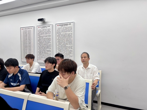 朱瑞元书记走进《毛泽东毛泽东思想和中国特色社会主义理论体系概论》课堂
