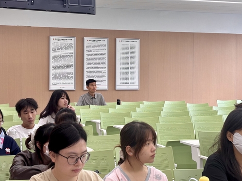 张凯副校长听思政课